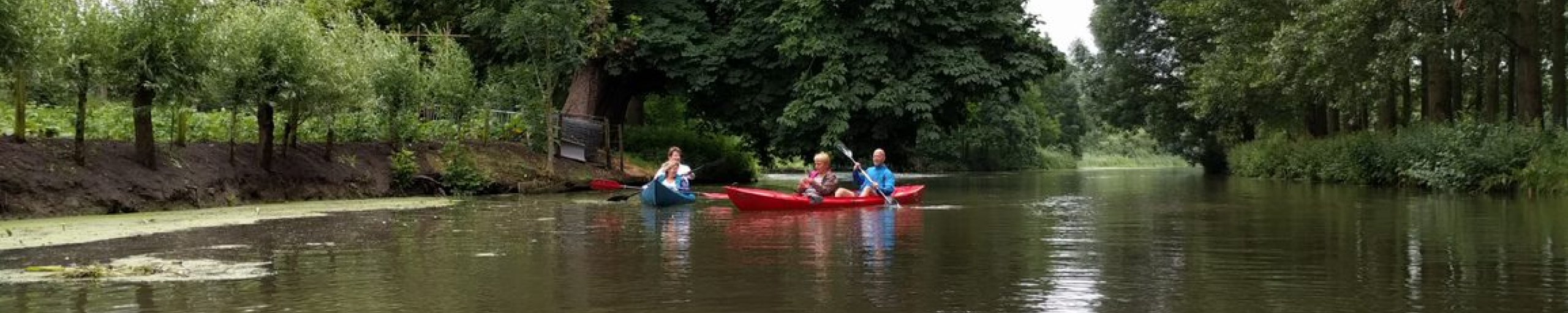 Foto met 2 kano's op de Kromme Rijn